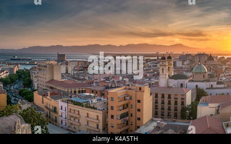 Cagliari filmée depuis la terrasse des bastions de la ville. Sardaigne, Italie. Banque D'Images