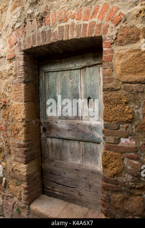 Vieille porte en bois dans la jolie ville historique de Pienza, val d'orcia toscane italie Europe eu Banque D'Images