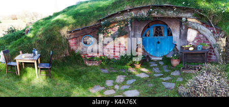 Vue panoramique d'un trou de Hobbit, au cinéma, Hobbiton Matamata, Waikato, Nouvelle-Zélande Banque D'Images