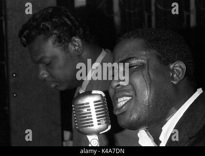 Chanteuse Soul Jimmy James joue avec les vagabonds dans l'Anson Chambres à l'Université de Bristol's Union d'étudiants le 20 janvier 1968. Banque D'Images