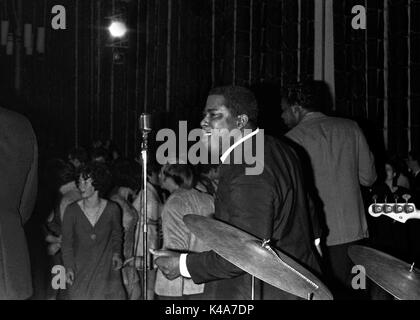 Chanteuse Soul Jimmy James joue avec les vagabonds dans l'Anson Chambres à l'Université de Bristol's Union d'étudiants le 20 janvier 1968. Banque D'Images