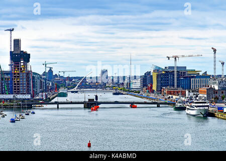 Irlande Dublin Docks et le quartier du port sur la rivière Liffey vers la ville Banque D'Images