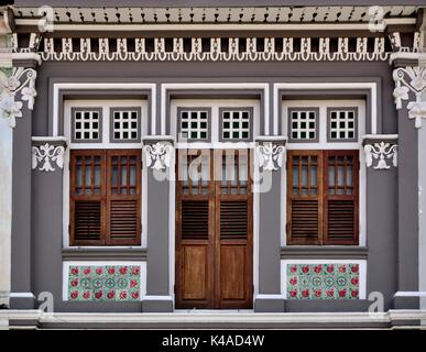 Patrimoine traditionnel Singapour shop maison avec substitution extérieur blanc et gris et marron de volets en bois, dans le quartier historique de Little India. Banque D'Images