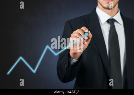Dessin à la main homme d'affaires tableau virtuel sur ordinateur à écran tactile Banque D'Images