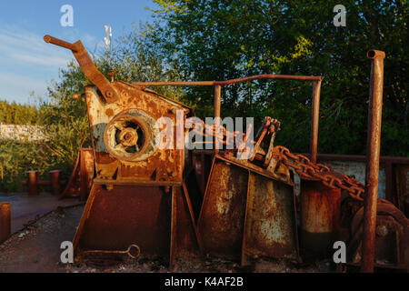 Old rusty anchor au mécanisme de levage Banque D'Images