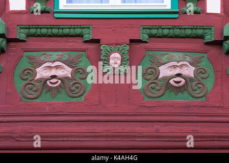 Sculptures baroques tardives sur une maison à colombages de 1733, Königsberg, Basse-Franconie, Bavière, Allemagne Banque D'Images