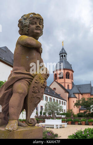 Putto baroque dans le jardin du monastère de l'ancien monastère bénédictin, à l'arrière la basilique eginhard, Hanau, Hesse Banque D'Images