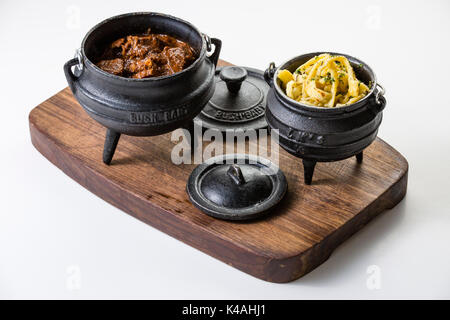Goulash de boeuf avec nouilles spätzle Banque D'Images