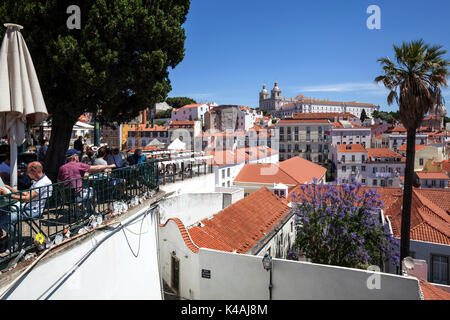 Vue depuis le Miradouro Santa Luzia de la vieille ville de Lisbonne, à l'arrière de l'église monastère de São Vincente de Fora Banque D'Images