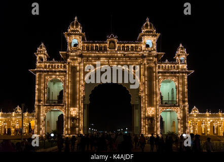 Porte d'entrée, porte de l'Orient, le maharaja palace amba vilas, illuminé la nuit, mysuru, Karnataka, Inde Banque D'Images