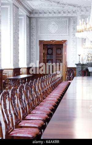 Grande salle à manger avec des chaises en bois et parquet Banque D'Images