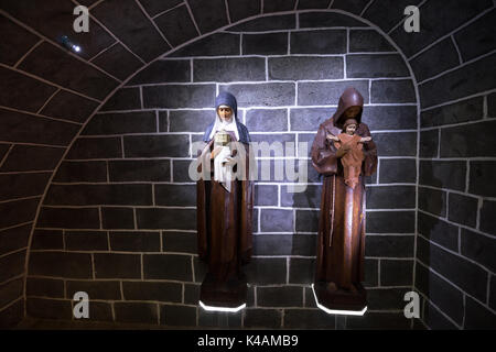 Février 23, 2017 Las Lajas, Colombie : religious statues décorant l'intérieur de la célèbre sanctuaire visité par un nombre élevé de pèlerins tout au long Banque D'Images