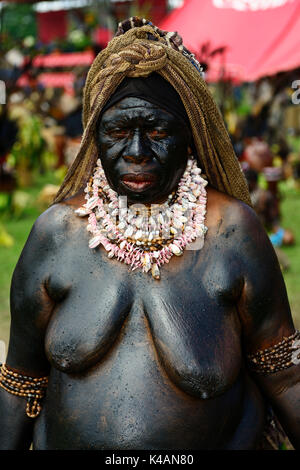 Les tribus des hauts plateaux, mendi-Veuves, se présentent à la big sing-sing de Goroka, Papouasie Nouvelle Guinée Banque D'Images