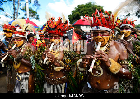 Les tribus des hauts plateaux de l'chuavesimbu bolpro, province, se présentant à l'assemblée annuelle de sing sing goroka Banque D'Images