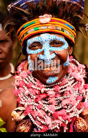 Femme de l'marowa groupe welda appliquant le maquillage pour l'assemblée annuelle sing sing à Goroka, Papouasie Nouvelle Guinée Banque D'Images