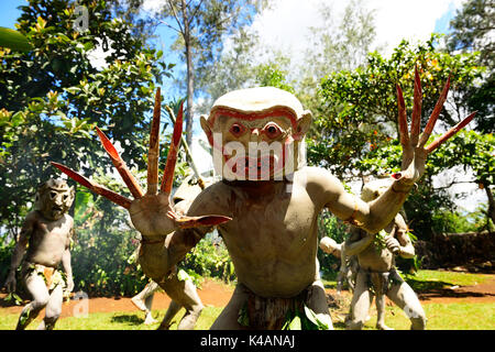 Ale d'Asaro mudmen avec leurs masques d'argile, martial goroka, dans les hautes terres de la Papouasie-Nouvelle-Guinée Banque D'Images