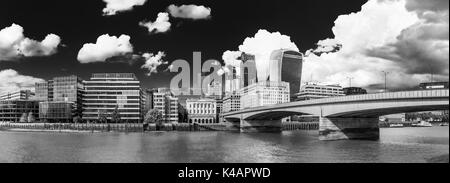 Vue panoramique de la ville de Londres : River Thames North Bank London Bridge, l'Cheesegrater, talkie-walkie, Adelaide House et poissonniers Hall Banque D'Images