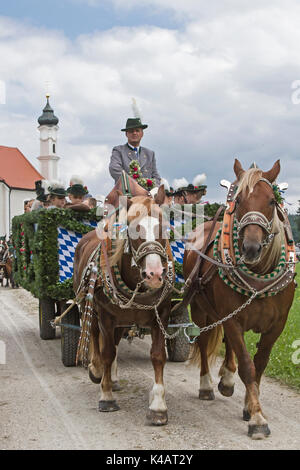 De nombreuses équipes CHEVAL Rendez-vous en juillet à Dietramszell en pèlerinage à l'Église Leonhardi intéressant Banque D'Images