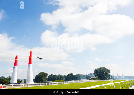 Ascot, Berkshire, Royaume-Uni. Action à haut indice d'octane plus Ascot race course lors de la première journée de la Red Bull Air Race. Banque D'Images