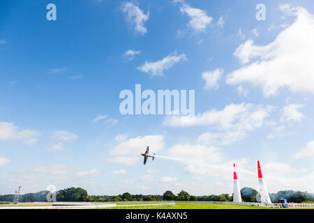 Ascot, Berkshire, Royaume-Uni. Action à haut indice d'octane plus Ascot race course lors de la première journée de la Red Bull Air Race. Banque D'Images