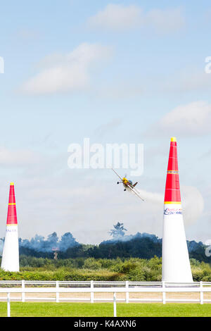 Ascot, Berkshire, Royaume-Uni. Action à haut indice d'octane plus Ascot race course lors de la première journée de la Red Bull Air Race. Banque D'Images