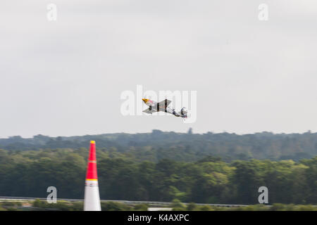 Ascot, Berkshire, Royaume-Uni. Action à haut indice d'octane plus Ascot race course lors de la première journée de la Red Bull Air Race. Banque D'Images