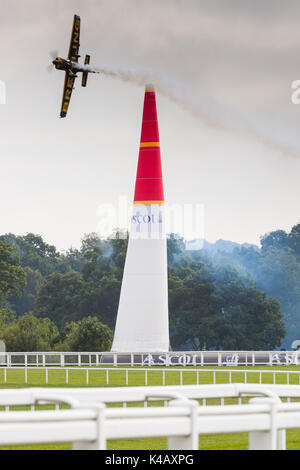 Ascot, Berkshire, Royaume-Uni. Action à haut indice d'octane plus Ascot race course lors de la première journée de la Red Bull Air Race. Banque D'Images