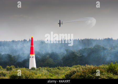 Ascot, Berkshire, Royaume-Uni. Action à haut indice d'octane plus Ascot race course lors de la première journée de la Red Bull Air Race. Banque D'Images