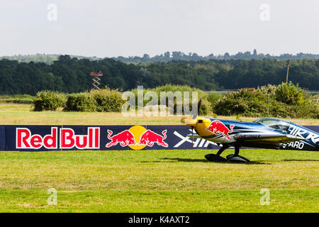 Ascot, Berkshire, Royaume-Uni. Action à haut indice d'octane plus Ascot race course lors de la première journée de la Red Bull Air Race. Banque D'Images