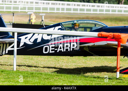 Ascot, Berkshire, Royaume-Uni. Action à haut indice d'octane plus Ascot race course lors de la première journée de la Red Bull Air Race. Banque D'Images