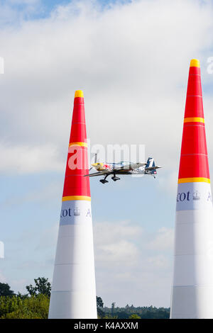 Ascot, Berkshire, Royaume-Uni. Action à haut indice d'octane plus Ascot race course lors de la première journée de la Red Bull Air Race. Banque D'Images