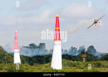 Ascot, Berkshire, Royaume-Uni. Action à haut indice d'octane plus Ascot race course lors de la première journée de la Red Bull Air Race. Banque D'Images