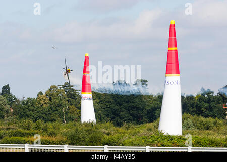 Ascot, Berkshire, Royaume-Uni. Action à haut indice d'octane plus Ascot race course lors de la première journée de la Red Bull Air Race. Banque D'Images