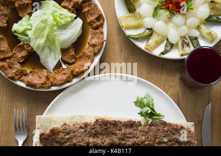 Adana Kebab salade fraîche et saine ; variétés et apéritif sur la table en bois Banque D'Images