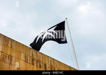 Symbole de l'Ordre de Saint Jean, la croix de Malte sur un drapeau noir Banque D'Images