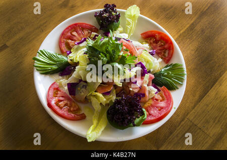 Table sur une salade faite de légumes frais Banque D'Images