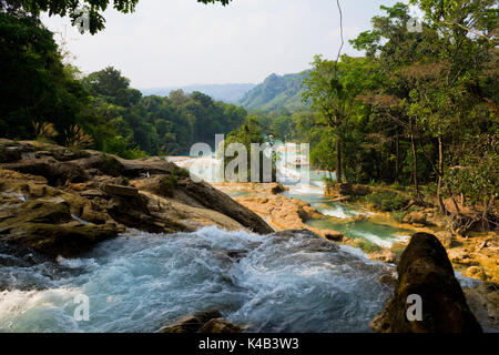 Vue de dessus et le long des chutes d'Aqua Azul au Mexique Banque D'Images