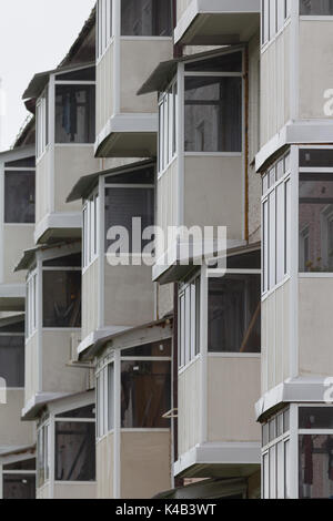 Un grand nombre de balcons identiques sur living building Banque D'Images