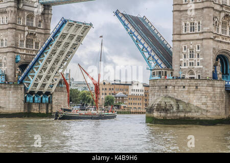 Londres, Royaume-Uni. 12Th Mar, 2017. L'iconic London Tower Bridge se soulève pour permettre à un petit navire à passer par le biais du crédit : amer ghazzal/Alamy Live News Banque D'Images