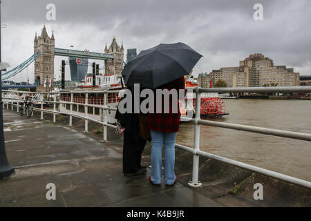 London UK. 5 septembre 2017. Piétons sur London Riverside abritant un jour interrompue avec de brèves averses de pluie et de ciel gris à Londres : Crédit amer ghazzal/Alamy Live News Banque D'Images