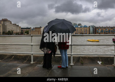 London UK. 5 septembre 2017. Piétons sur London Riverside abritant un jour interrompue avec de brèves averses de pluie et de ciel gris à Londres : Crédit amer ghazzal/Alamy Live News Banque D'Images