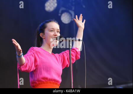 Oslo, Norvège. 10 août, 2017. La chanteuse norvégienne Sigrid Solbakk Raabe fonctionne à l'Oyafestival à Oslo, Norvège, le 10 août 2017. Le premier album de Sigrid chanson 'ne pas tuer mon vibe' est devenu un succès international dans quelques semaines. Photo : Sigrid Harms/dpa/Alamy Live News Banque D'Images