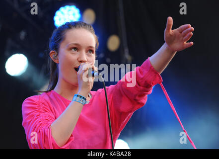 Oslo, Norvège. 10 août, 2017. La chanteuse norvégienne Sigrid Solbakk Raabe fonctionne à l'Oyafestival à Oslo, Norvège, le 10 août 2017. Le premier album de Sigrid chanson 'ne pas tuer mon vibe' est devenu un succès international dans quelques semaines. Photo : Sigrid Harms/dpa/Alamy Live News Banque D'Images