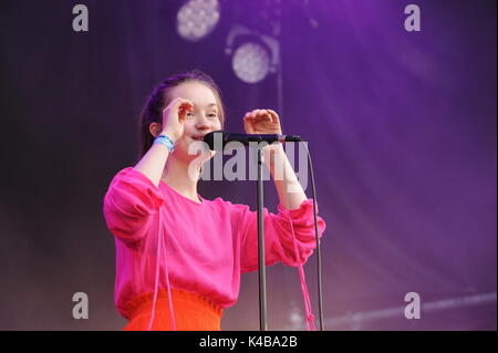 Oslo, Norvège. 10 août, 2017. La chanteuse norvégienne Sigrid Solbakk Raabe fonctionne à l'Oyafestival à Oslo, Norvège, le 10 août 2017. Le premier album de Sigrid chanson 'ne pas tuer mon vibe' est devenu un succès international dans quelques semaines. Photo : Sigrid Harms/dpa/Alamy Live News Banque D'Images