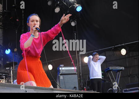 Oslo, Norvège. 10 août, 2017. La chanteuse norvégienne Sigrid Solbakk Raabe fonctionne à l'Oyafestival à Oslo, Norvège, le 10 août 2017. Le premier album de Sigrid chanson 'ne pas tuer mon vibe' est devenu un succès international dans quelques semaines. Photo : Sigrid Harms/dpa/Alamy Live News Banque D'Images