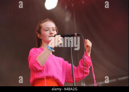 Oslo, Norvège. 10 août, 2017. La chanteuse norvégienne Sigrid Solbakk Raabe fonctionne à l'Oyafestival à Oslo, Norvège, le 10 août 2017. Le premier album de Sigrid chanson 'ne pas tuer mon vibe' est devenu un succès international dans quelques semaines. Photo : Sigrid Harms/dpa/Alamy Live News Banque D'Images