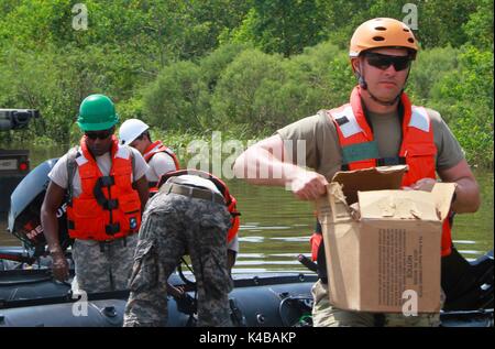 1ère Armée américaine le lieutenant Joshua hors Wiegand charge un fort de repas prêts à manger pour la livraison aux résidents dans les suites de l'ouragan Harvey le 3 septembre 2017 à Beaumont, Texas. Banque D'Images