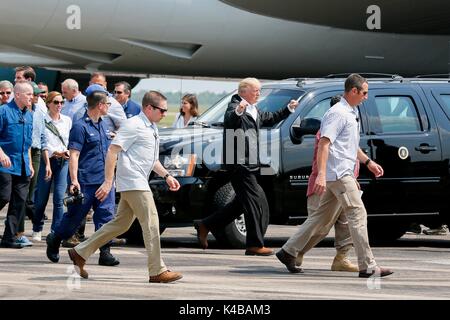 Le Président américain Donald Trump des gestes aussi il arrive à Ellington Field pour voir les efforts de secours et de récupération à la suite de l'ouragan Harvey 2 septembre 2017 à Houston, Texas. Banque D'Images