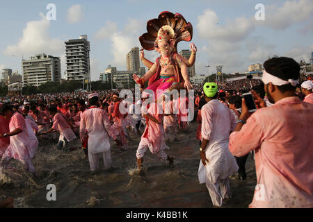 Mumbai, Inde. 05 Sep, 2017. Les dévots portent, idole de dieu indien ganesha dans la mer d'Oman au 10e jour de la ganesh utsava festival le 5 septembre 2017 à Mumbai, Inde. Credit : Chirag Wakaskar/Alamy Live News Banque D'Images