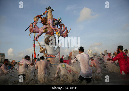 Mumbai, Inde. 05 Sep, 2017. Les dévots portent, idole de dieu indien ganesha dans la mer d'Oman au 10e jour de la ganesh utsava festival le 5 septembre 2017 à Mumbai, Inde. Credit : Chirag Wakaskar/Alamy Live News Banque D'Images